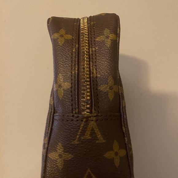 Louis Vuitton Toiletry bag! - Picture 4 of 11